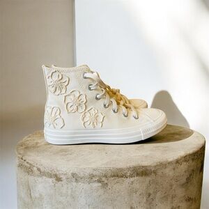 WOMENS CHUCK TAYLOR ALL STAR HIGH TOP SNEAKER Women Size 6